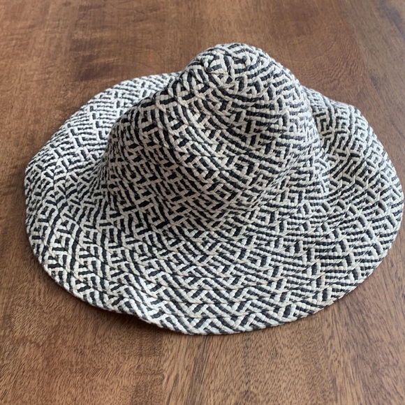 **3 for $20 item** Woven straw beach hat, one size fits all - Picture 3 of 4